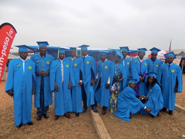 Étudiants UNIKI en toge bleue